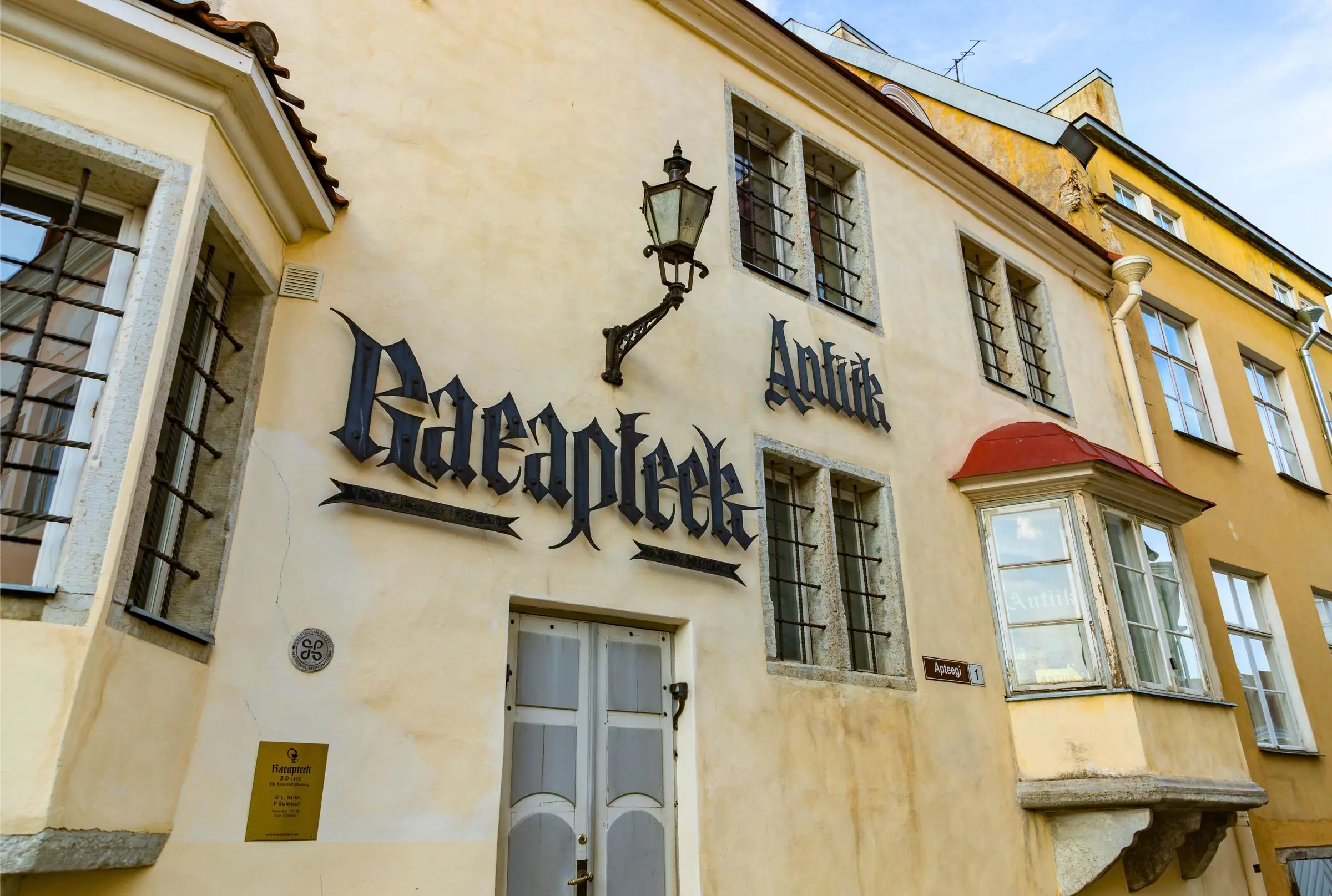 Raeapteek Town Hall Pharmacy